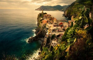 Fine-Art-Print von Vernazza in Italien zur goldenen Stunde, Cinque Terre Küstenlandschaft mit Blick auf das Meer, erhältlich als hochwertiger Kunstdruck