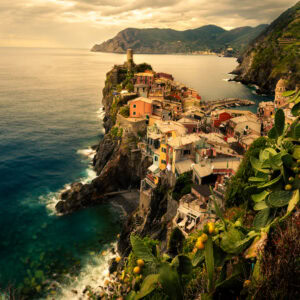 Fine-Art-Print von Vernazza in Italien zur goldenen Stunde, Cinque Terre Küstenlandschaft mit Blick auf das Meer, erhältlich als hochwertiger Kunstdruck