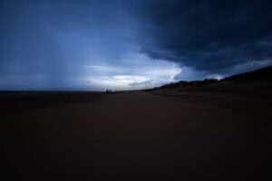 Fine-Art-Print einer Sturmfront am Weststrand an der Ostsee, Gewitterstimmung in blauen Tönen, erhältlich als hochwertiger Kunstdruck.