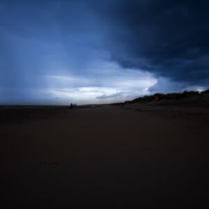 Fine-Art-Print einer Sturmfront am Weststrand an der Ostsee, Gewitterstimmung in blauen Tönen, erhältlich als hochwertiger Kunstdruck.