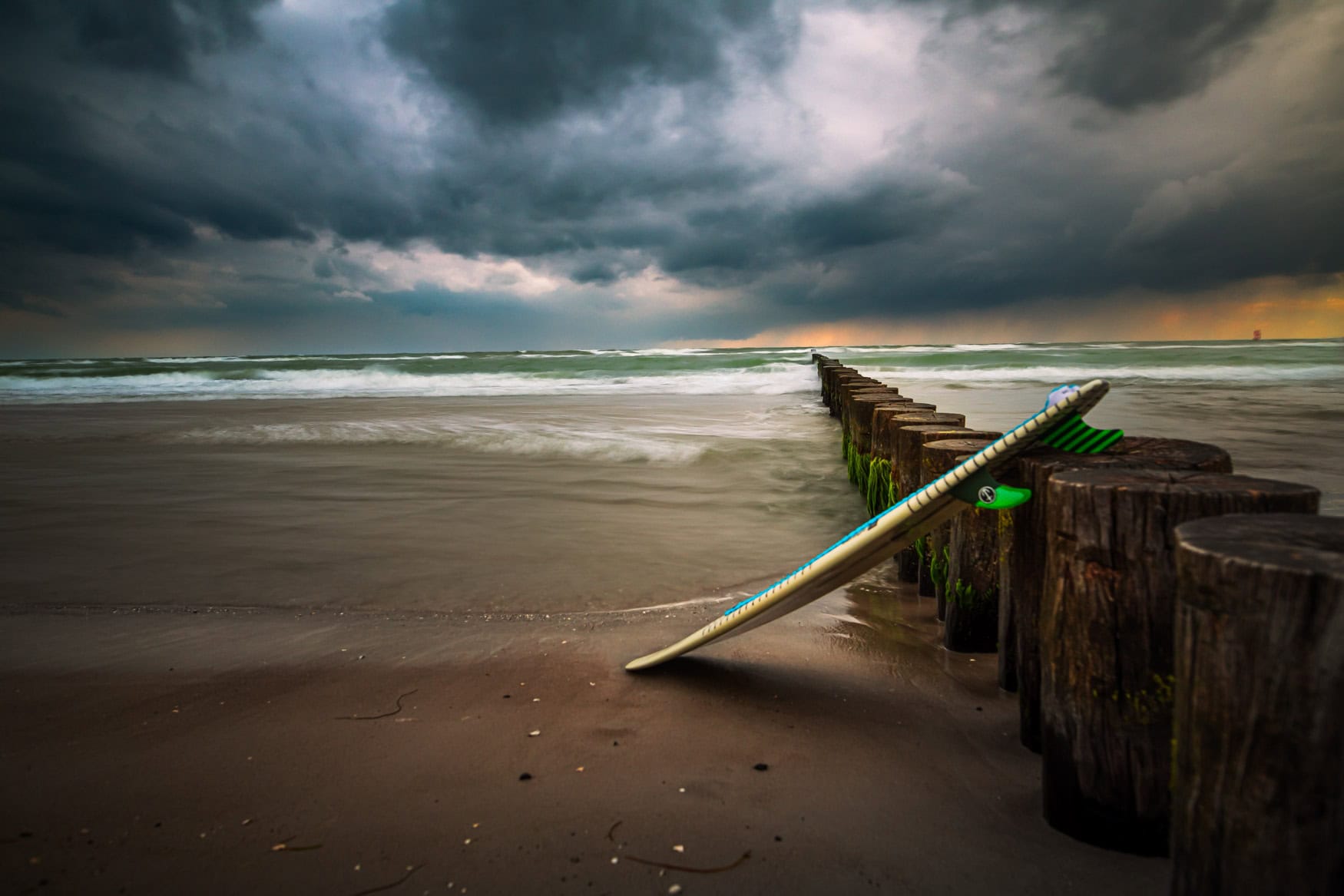 Fine-Art-Print Surfbrett am Weststrand der Ostsee während einer Gewitterstimmung, erhältlich als hochwertiger Kunstdruck.