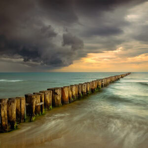 Fine-Art-Print dramatische Unwetterstimmung mit Buhnenlinie am Strand von Zingst an der Ostsee, erhältlich als hochwertiger Kunstdruck.