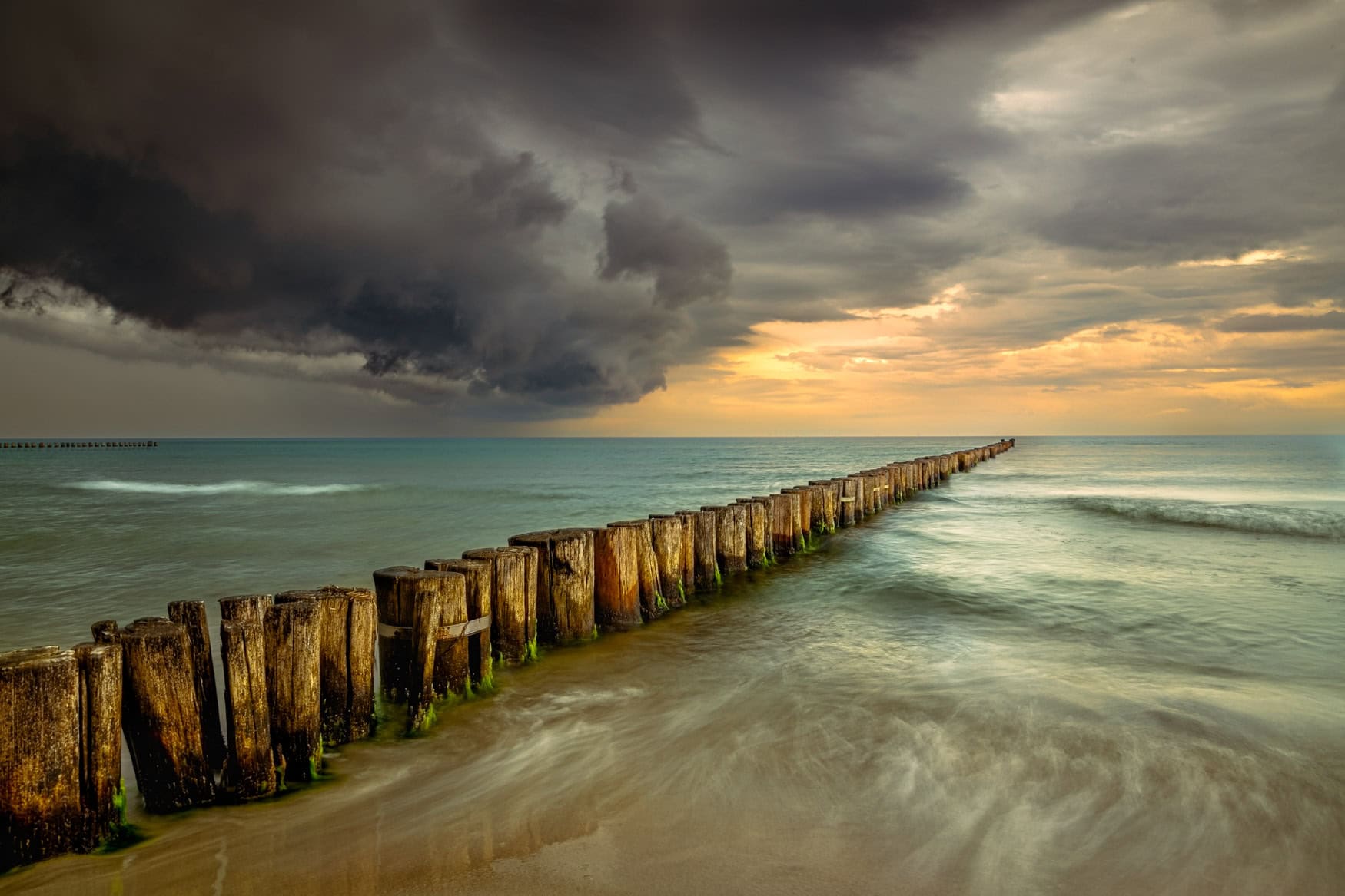 Fine-Art-Print dramatische Unwetterstimmung mit Buhnenlinie am Strand von Zingst an der Ostsee, erhältlich als hochwertiger Kunstdruck.