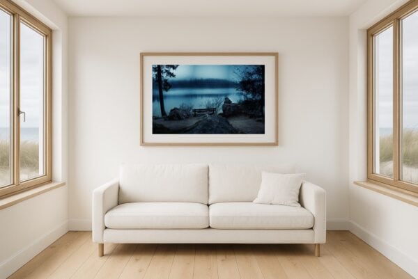 Gerahmte Landschaftsfotografie einer Bank am nebligen Ufer des Hintersees in Berchtesgaden, helle Strandhaus-Einrichtung.