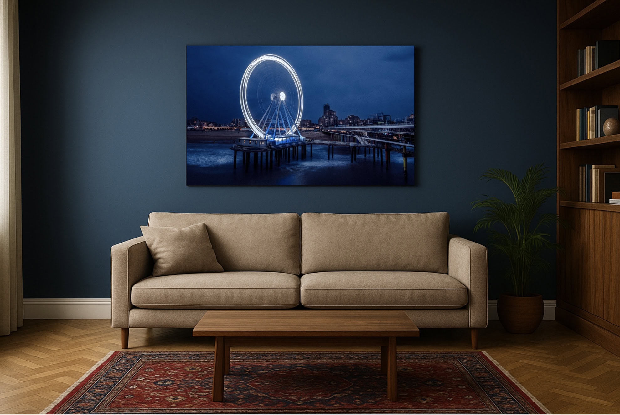 Ungerahmtes Mockup: Riesenrad Scheveningen, großformatiges Foto über Sofa, dunkelblaue Wand.