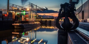 Langzeitbelichtung im Düsseldorfer Industriehafen mit Frachtschiff, Kran und Sonnenuntergang – Fine Art Print mit moderner Abendstimmung