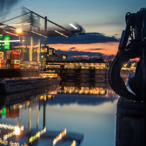 Langzeitbelichtung im Düsseldorfer Industriehafen mit Frachtschiff, Kran und Sonnenuntergang – Fine Art Print mit moderner Abendstimmung