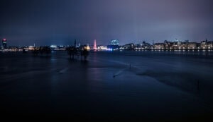 Langzeitbelichtung des Rheins bei Hochwasser in Düsseldorf – Fine Art Print mit Blick auf die beleuchtete Altstadt und überflutete Rheinwiesen