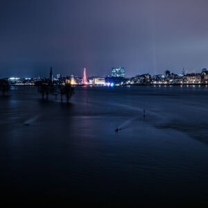 Langzeitbelichtung des Rheins bei Hochwasser in Düsseldorf – Fine Art Print mit Blick auf die beleuchtete Altstadt und überflutete Rheinwiesen