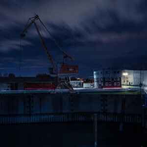 Langzeitbelichtung im Industriehafen Düsseldorf mit altem Kran, Lichtspuren und nächtlicher Atmosphäre – Fine Art Print industrieller Architektur
