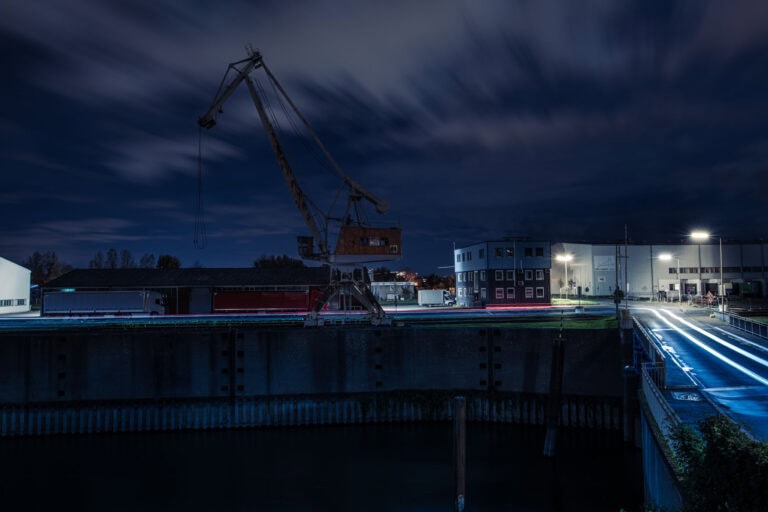 Langzeitbelichtung im Industriehafen Düsseldorf mit altem Kran, Lichtspuren und nächtlicher Atmosphäre – Fine Art Print industrieller Architektur