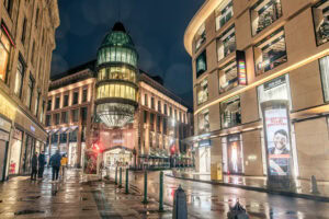 Fine Art Print der Schadow-Arkaden Düsseldorf bei Nacht – nasser Asphalt, Spiegelungen und Lichter nach einem Regenschauer in urbaner Eleganz.