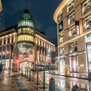 Fine Art Print der Schadow-Arkaden Düsseldorf bei Nacht – nasser Asphalt, Spiegelungen und Lichter nach einem Regenschauer in urbaner Eleganz.
