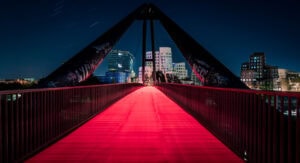 Fine Art Print der Medienhafen-Brücke in Düsseldorf bei Nacht – mit revolutionärer Lichtspur-Technik und künstlerisch gestalteter Bodenstruktur.