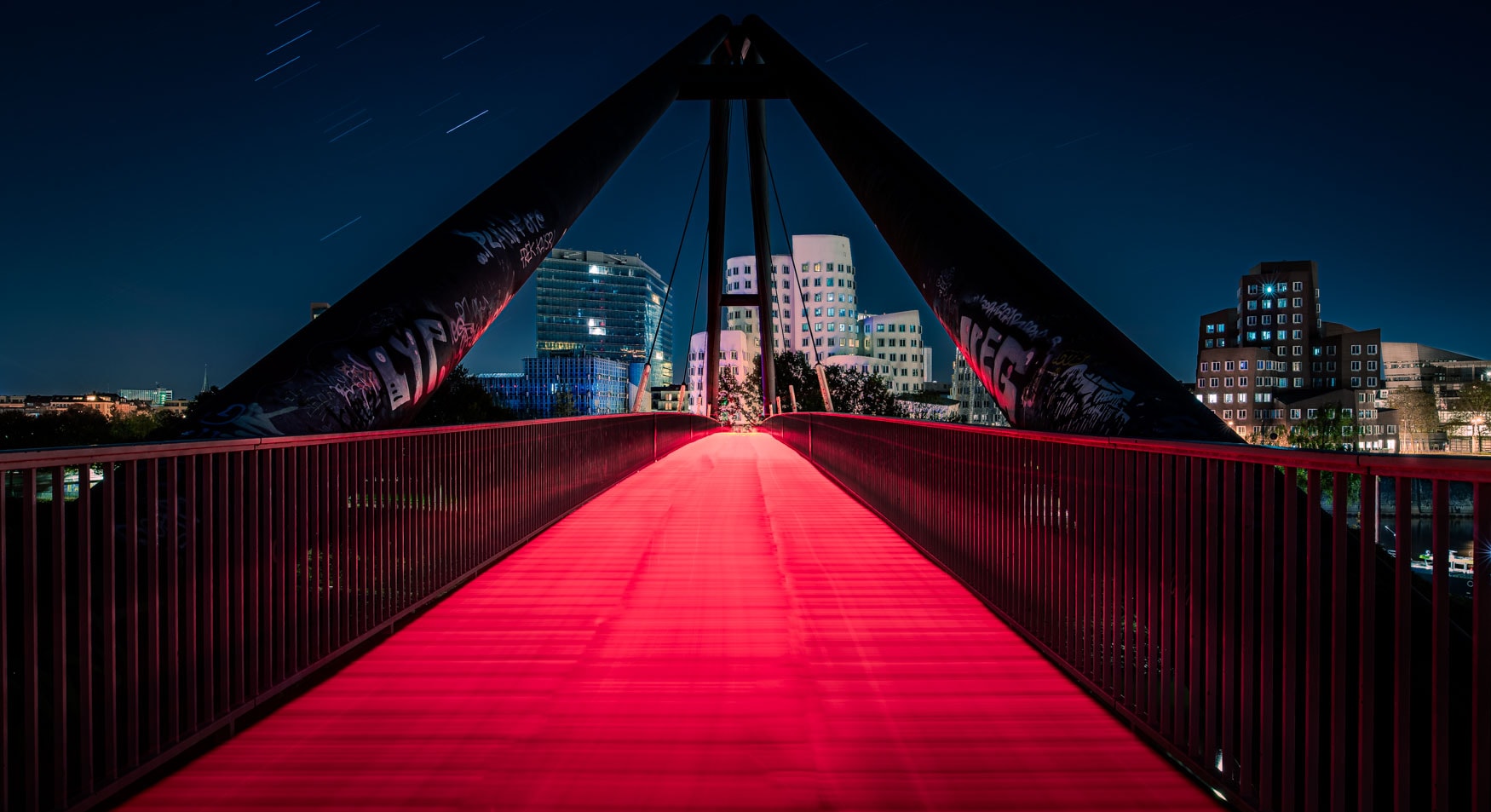 Fine Art Print der Medienhafen-Brücke in Düsseldorf bei Nacht – mit revolutionärer Lichtspur-Technik und künstlerisch gestalteter Bodenstruktur.