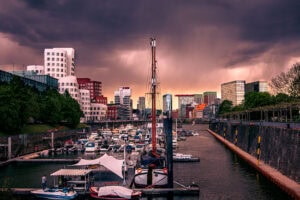 Fine Art Print des Düsseldorfer Medienhafens mit Gehry-Bauten bei Gewitterstimmung – architektonisch dramatisch im Licht des aufziehenden Unwetters.