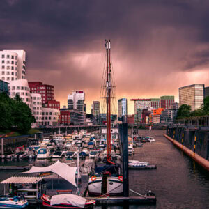 Fine Art Print des Düsseldorfer Medienhafens mit Gehry-Bauten bei Gewitterstimmung – architektonisch dramatisch im Licht des aufziehenden Unwetters.