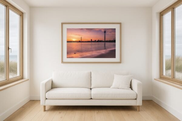 Gerahmtes Foto Paradiesstrand Düsseldorf bei Sonnenaufgang, helles Strandhaus-Wohnzimmer.