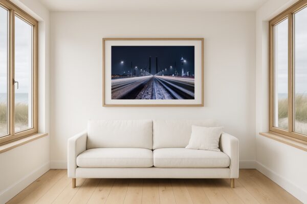 Gerahmtes Winter-Nachtfoto Rheinkniebrücke mit Lichtspuren im Strandhaus.