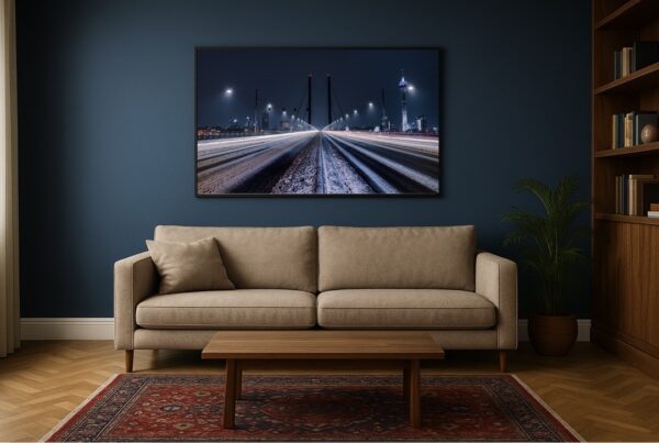 Großes Dibond-Bild der Rheinkniebrücke mit Lichtspuren an blauer Wand.