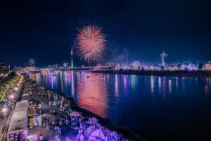 Fine Art Print der Rheinkirmes in Düsseldorf mit Feuerwerk, Skyline und Rheinufer – farbenprächtige Langzeitbelichtung einer Sommernacht.