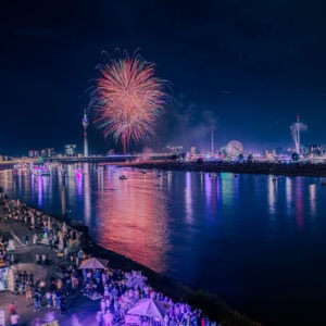 Fine Art Print der Rheinkirmes in Düsseldorf mit Feuerwerk, Skyline und Rheinufer – farbenprächtige Langzeitbelichtung einer Sommernacht.