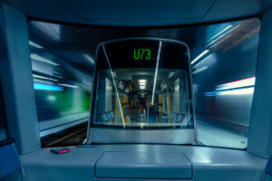 Fine Art Print aus der Düsseldorfer U-Bahn: Fahrt mit der Linie U73 durch den Tunnel, visuell eingefroren in leuchtender Langzeitbelichtung.