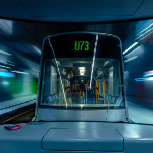 Fine Art Print aus der Düsseldorfer U-Bahn: Fahrt mit der Linie U73 durch den Tunnel, visuell eingefroren in leuchtender Langzeitbelichtung.