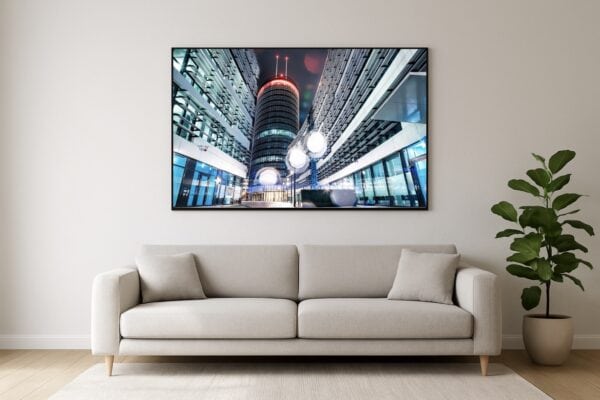 Architekturfotografie des Vodafone Campus in Düsseldorf bei Nacht mit symmetrischen Glasfassaden, Lichtkugeln und Zylinderturm.