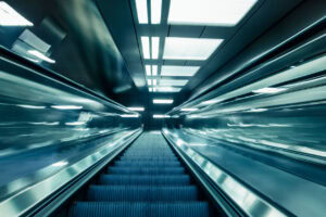 Fine Art Print einer Rolltreppe der Werhahnlinie Düsseldorf – futuristische Linienführung durch Bewegung und Langzeitbelichtung inszeniert.