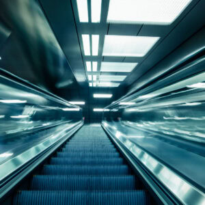 Fine Art Print einer Rolltreppe der Werhahnlinie Düsseldorf – futuristische Linienführung durch Bewegung und Langzeitbelichtung inszeniert.