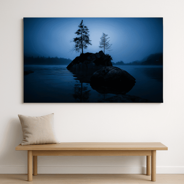 Ungerahmtes Wandbild „Mystische Bauminsel am Hintersee“ auf heller Wand über Bank mit Kissen, minimalistischer Look.