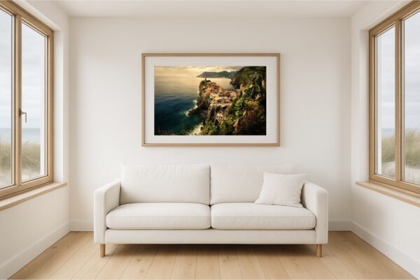 Aussicht auf Vernazza (Cinque Terre) im goldenen Abendlicht von einer Klippe, Ligurisches Meer und farbige Häuserfronten.