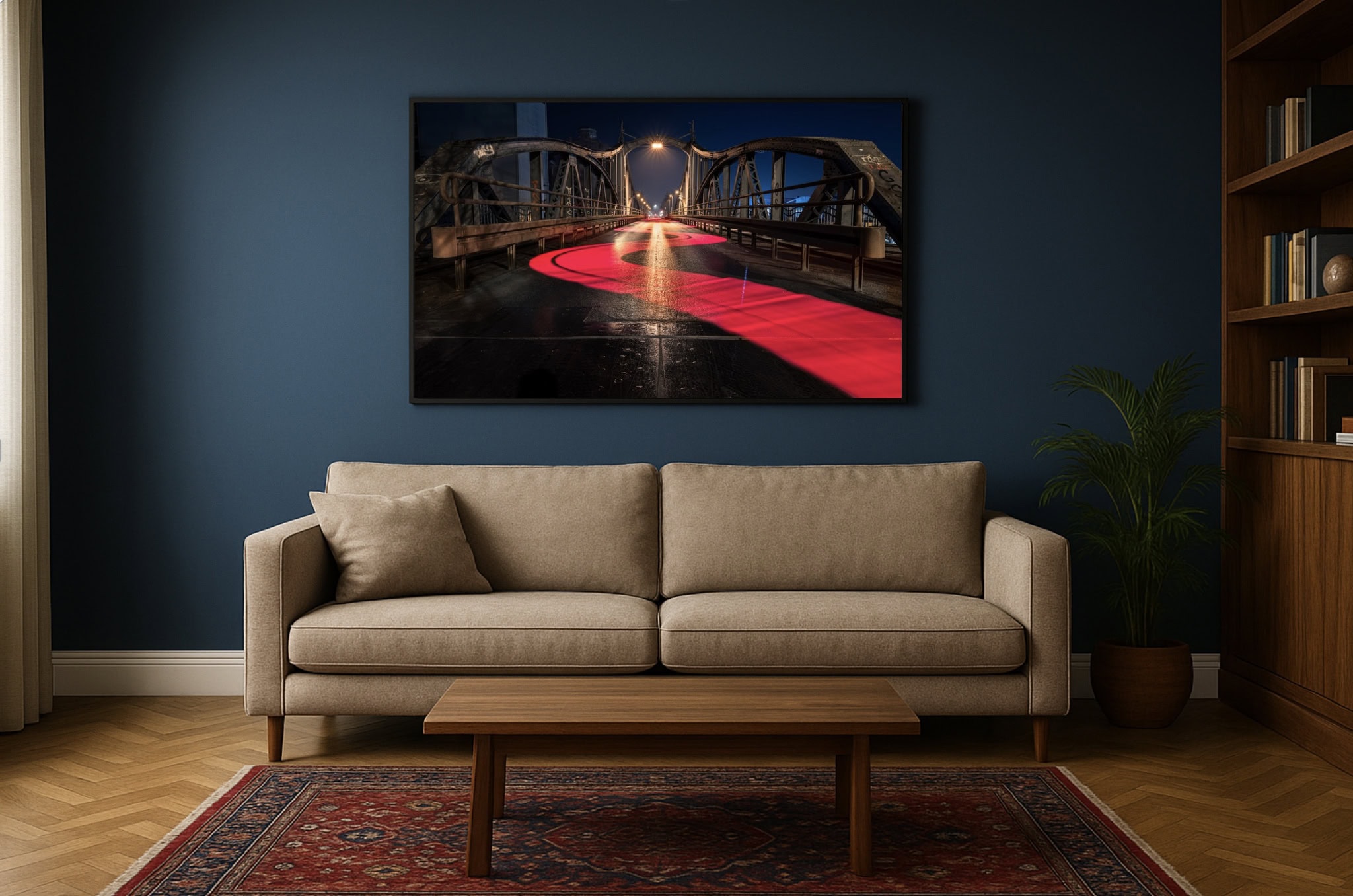 Großes Wandbild der Krefeld-Uerdingen-Drehbrücke bei Nacht mit roter Lichtspur an einer dunkelblauen Wohnzimmerwand, mit Nussbaum-Sideboard und Teppich.