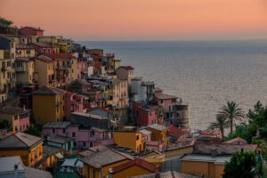 Manarola, Cinque Terre – bunte Küstenhäuser über dem Mittelmeer bei Sonnenuntergang, ruhige See.