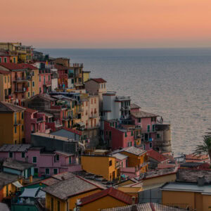 Manarola, Cinque Terre – bunte Küstenhäuser über dem Mittelmeer bei Sonnenuntergang, ruhige See.