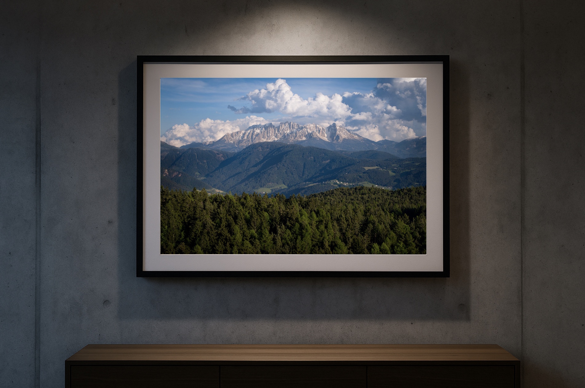Galerieraum mit Betonwand und Spot: Wandbild Ebenenlandschaft Oberbozen, ferne Dolomiten