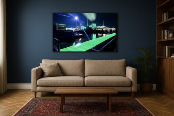 Wandbild mit grünen Lichtspuren am Kraftwerk Lausward, Düsseldorfer Industriehafen – über Sofa an dunkelblauer Wand (Wohnzimmer-Mockup)
