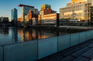 Düsseldorf MedienHafen – Architektur am Wasser im Morgenlicht, Winter, Spiegelung.
