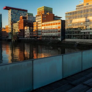 Düsseldorf MedienHafen – Architektur am Wasser im Morgenlicht, Winter, Spiegelung.