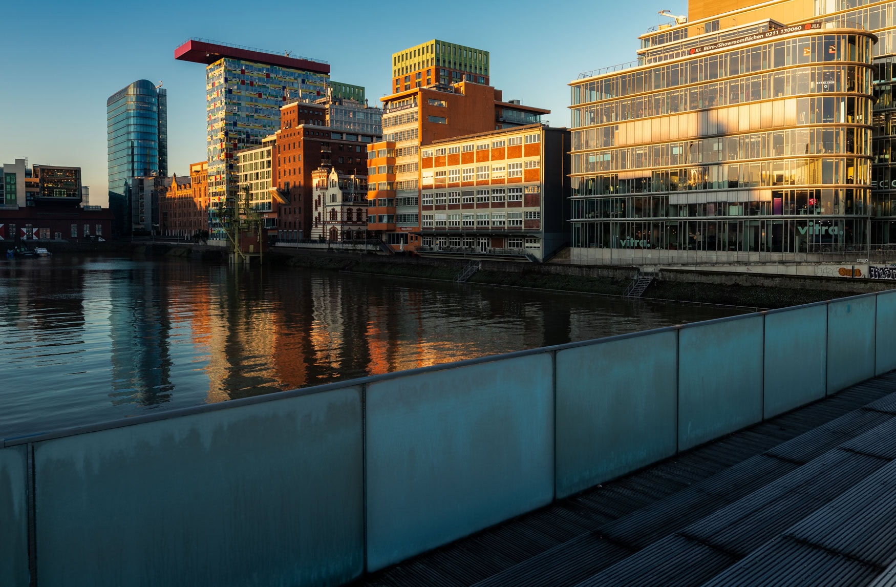 Düsseldorf MedienHafen – Architektur am Wasser im Morgenlicht, Winter, Spiegelung.