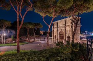 Rom – Konstantinsbogen bei Nacht, von Schirmpinien gerahmt, klare Beleuchtung, ruhige Stimmung.
