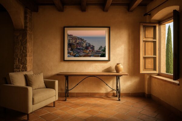 Toskana-Interieur mit gerahmtem Wandbild „Manarola, Cinque Terre“ über Konsole, warmes Licht, Fine-Art Print.