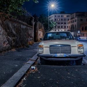 Rom – Mercedes Oldtimer in Nebenstraße bei Nacht, Straßenlaterne mit Stern, Langzeitbelichtung.