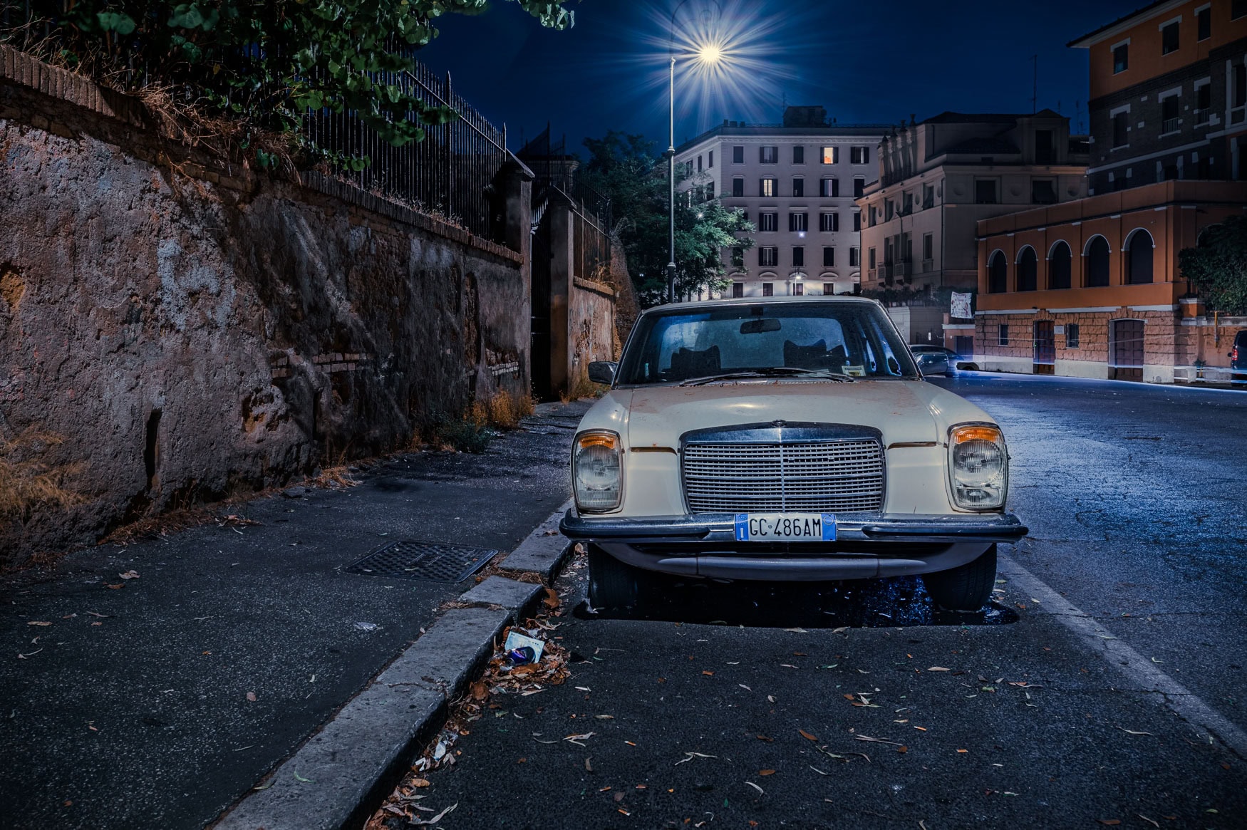 Rom – Mercedes Oldtimer in Nebenstraße bei Nacht, Straßenlaterne mit Stern, Langzeitbelichtung.