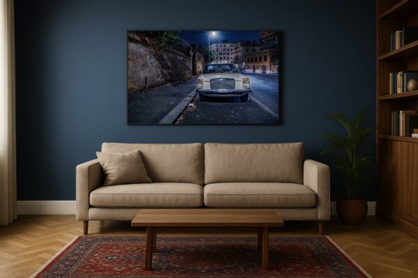 Wohnzimmer mit dunkelblauer Wand: großformatiger Fine-Art-Print „Mercedes-Oldtimer, Rom bei Nacht“ über Sofa; Laternenlicht, bröckelige Mauer, urbane Szenerie.