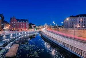 Stockholm bei blauer Stunde – Lighttrails am Centralbron, Kanal mit Seerosen und Spiegelungen.
