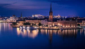 Panorama Riddarholmen mit Riddarholmskyrkan, Spiegelungen zur Blauen Stunde in Stockholm.