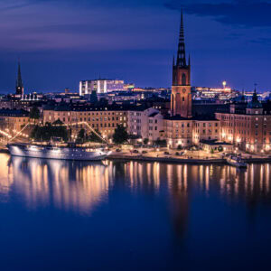 Panorama Riddarholmen mit Riddarholmskyrkan, Spiegelungen zur Blauen Stunde in Stockholm.
