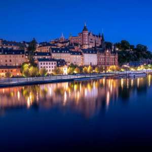 Panorama von Mariaberget/Södermalm über die Riddarfjärden mit nächtlichen Lichtreflexionen im Wasser und klassischer Stockholmer Architektur.